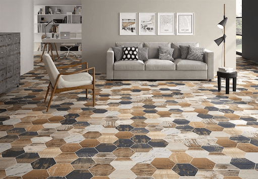 Chọn gạch ốp với màu sắc, họa tiết quá cầu kỳ khiến không gian trở nên chật chội hơn