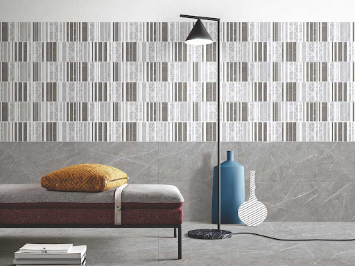 Gạch ốp chân tường có màu sắc và hoa văn đồng nhất với gạch lát sàn