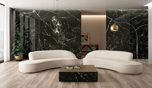 Mẫu gạch ốp tường màu đen với vân đá dạng tia sét ấn tượng