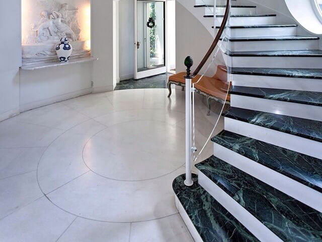 Lựa chọn sáng suốt với gạch lát cầu thang chống trơn