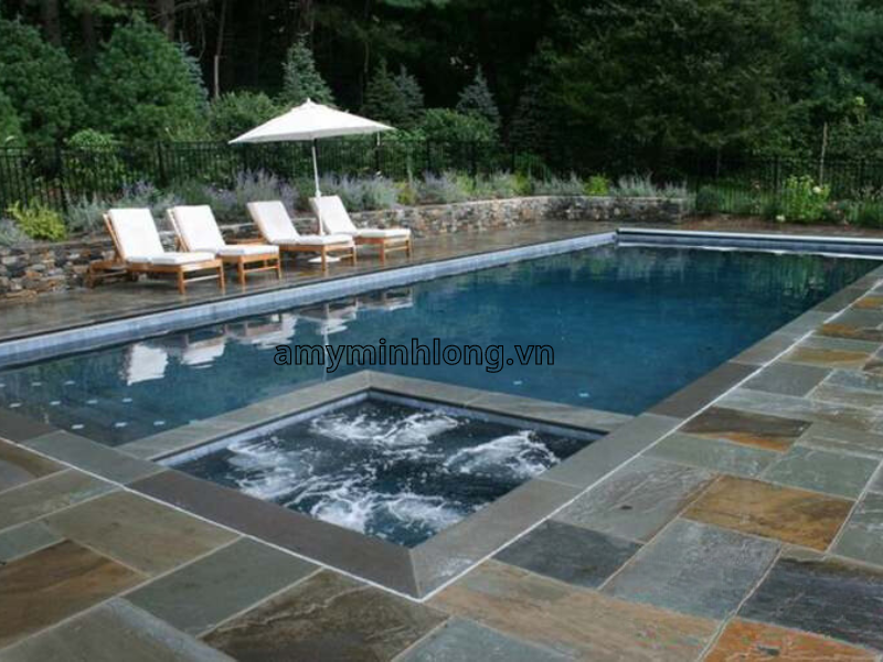 Gạch lát sân chống trơn kết hợp với hồ bơi mini tạo nên một không gian giải trí tuyệt vời cho cả gia đình