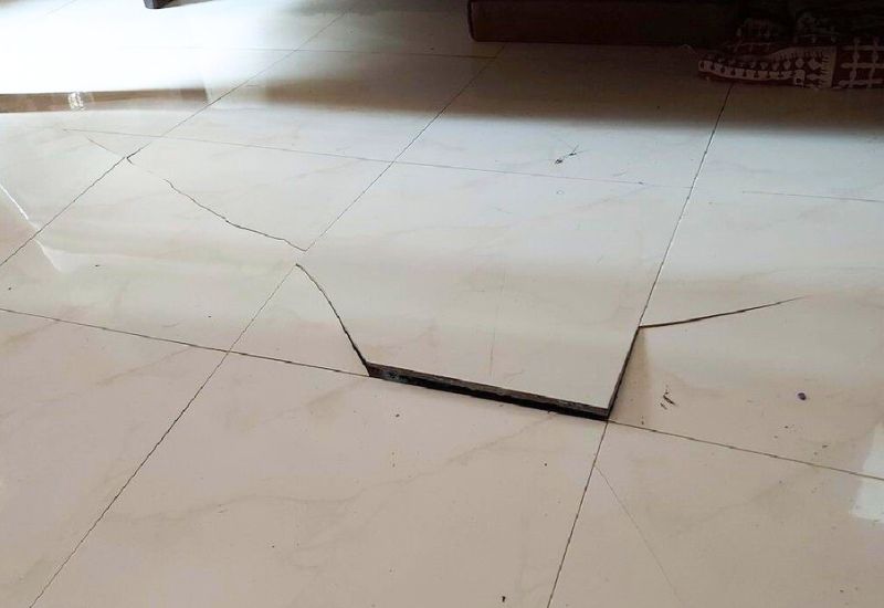 Gạch lát nền bị nứt vỡ không chỉ làm mất thẩm mỹ mà còn tiềm ẩn nhiều nguy cơ mất an toàn.