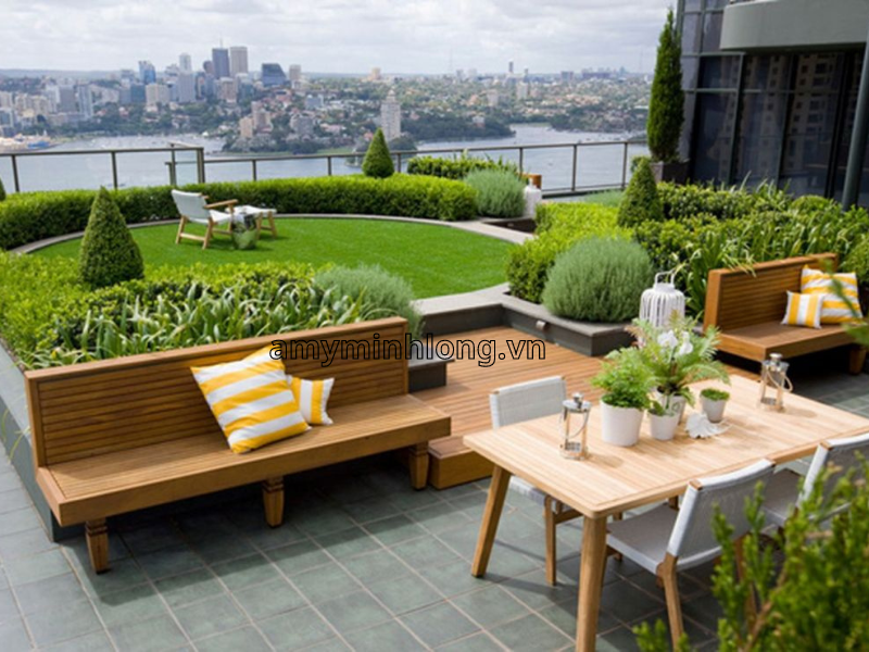 Tiểu cảnh sân thượng thường kết hợp gạch lát sân với cây xanh, hoa cỏ, và bộ bàn ghế ngoài trời để tạo không gian thư giãn lý tưởng